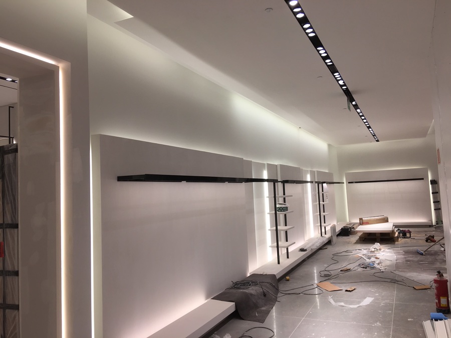 Detalle murales rematados con iluminacion