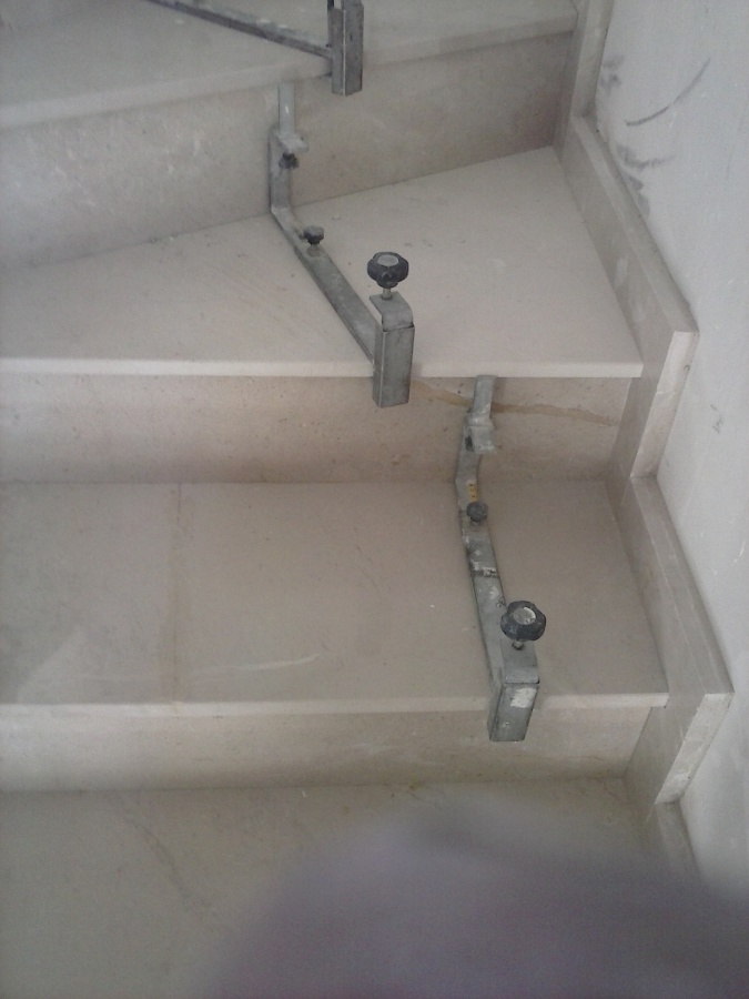 Fijación y movilidad de peldaños