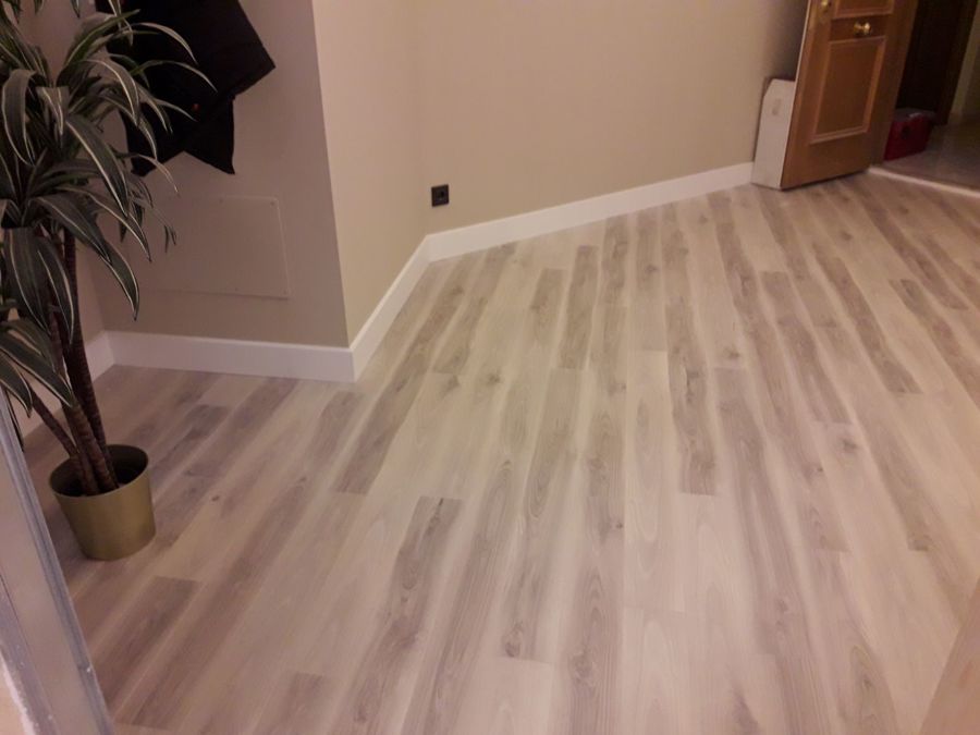 LAMINADO INSTALADO CON REMATE DE RODAPIE LACADO BLANCO