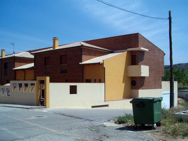 5 VIVIENDAS ADOSADAS CON GARAJE COMUN