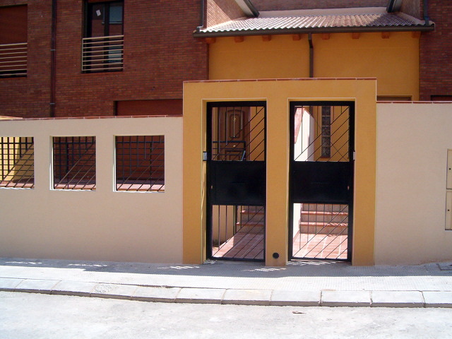 5 VIVIENDAS ADOSADAS CON GARAJE COMUN