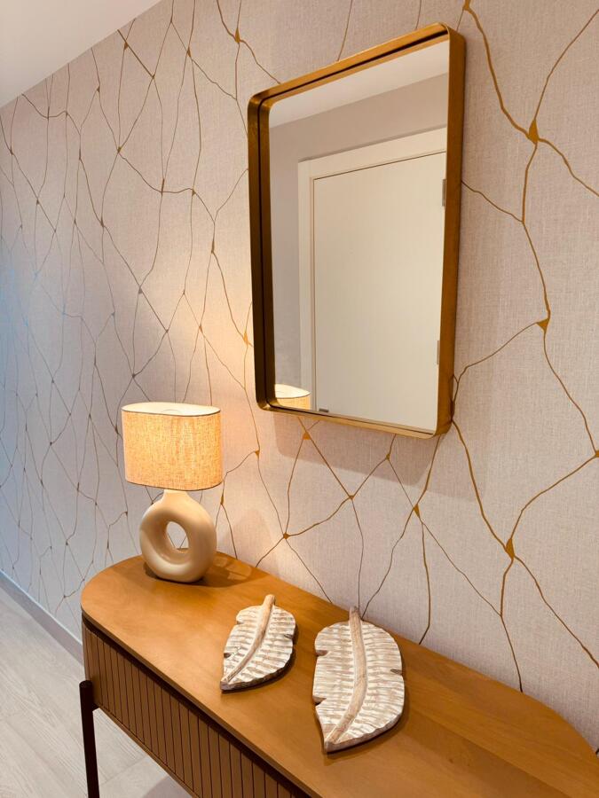 Decoración con papel pintado en recibidor