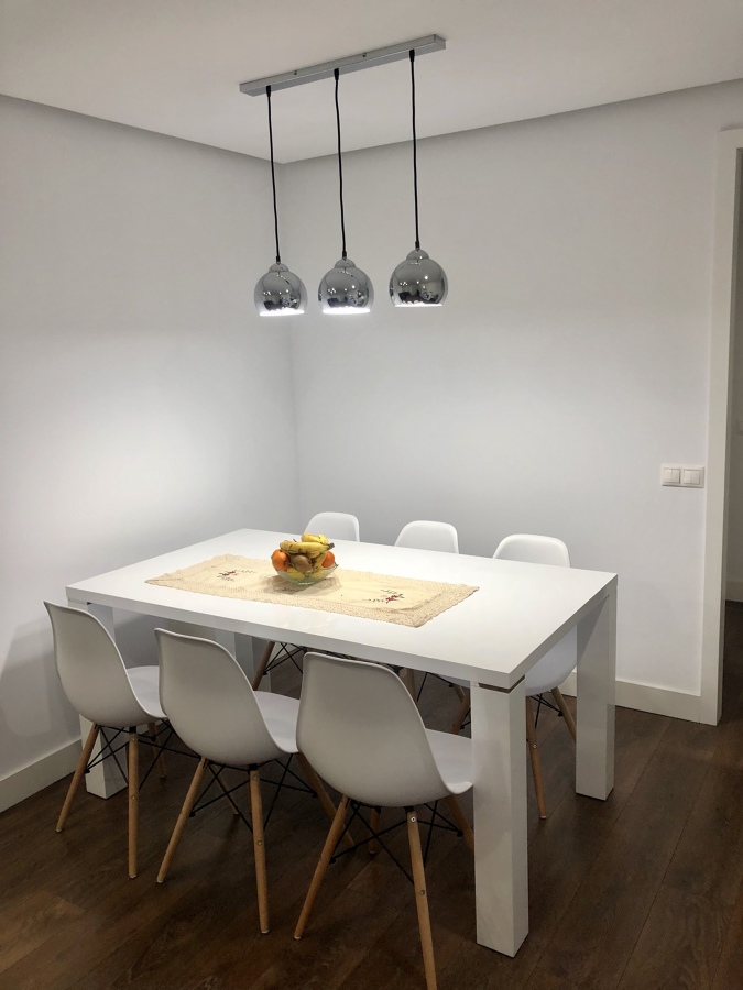 Colocacion de mesa salon y luces