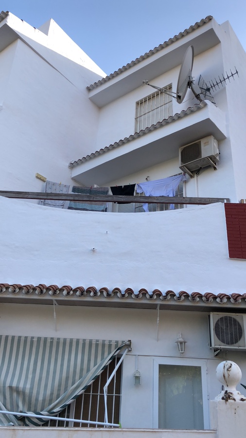 Rehabilitación de fachada en Torremolinos con plataforma autopropulsada
