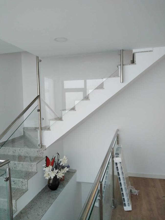 Baranda de escalera hecha de acero inoxidable con cristal transparente
