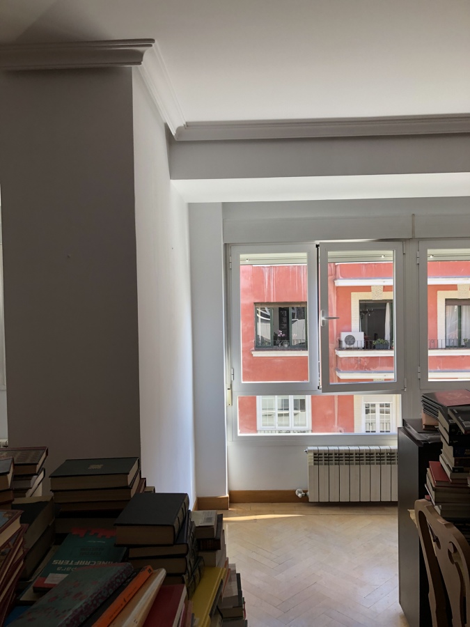 Pintura de ventanas con pintura especial para pintar sobre aluminio en blanco