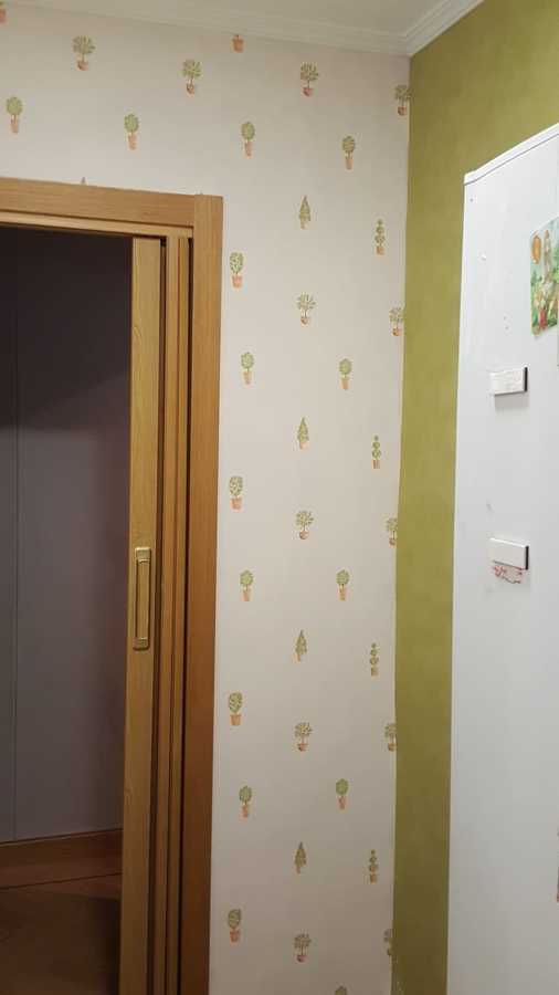 Se procede a retirar el antiguo papel en verde y arreglar la pared