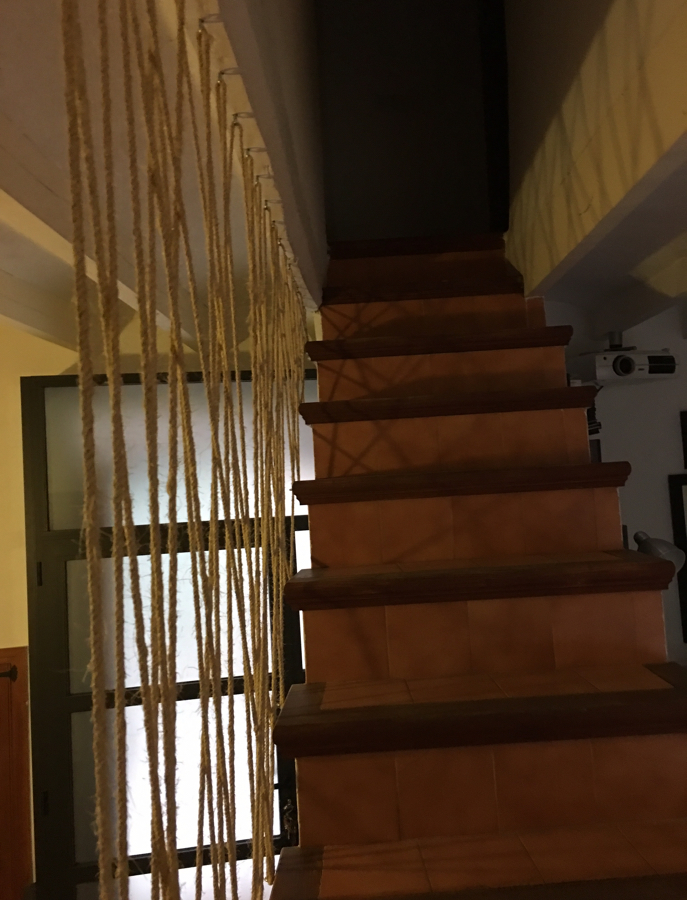 Arte cuerdas y barandilla