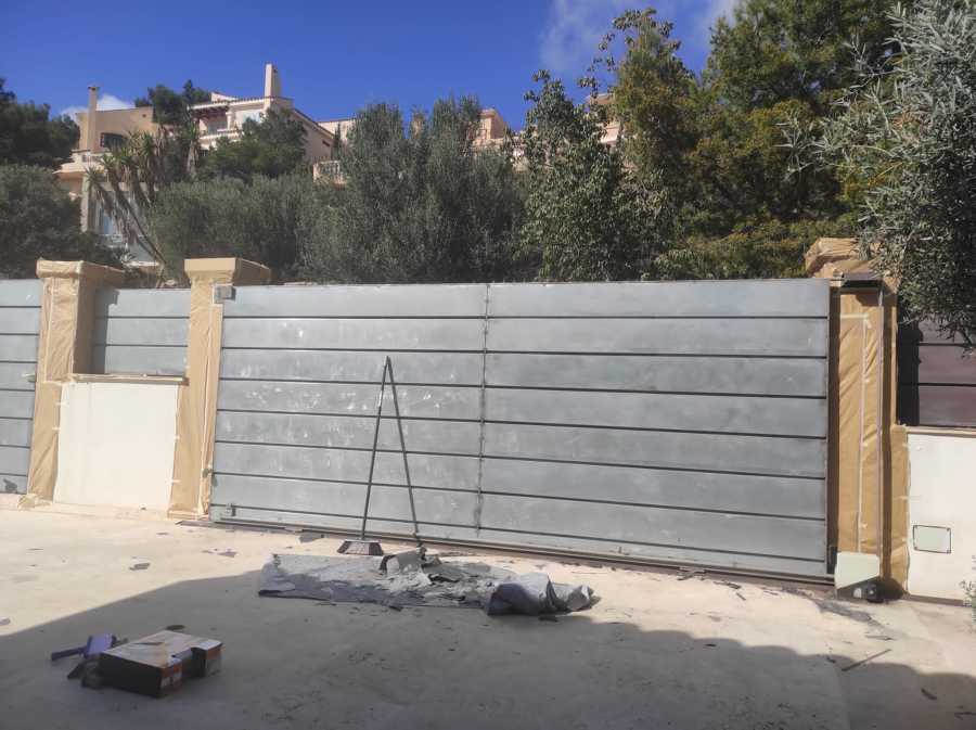 Restauración de portón exterior de metal