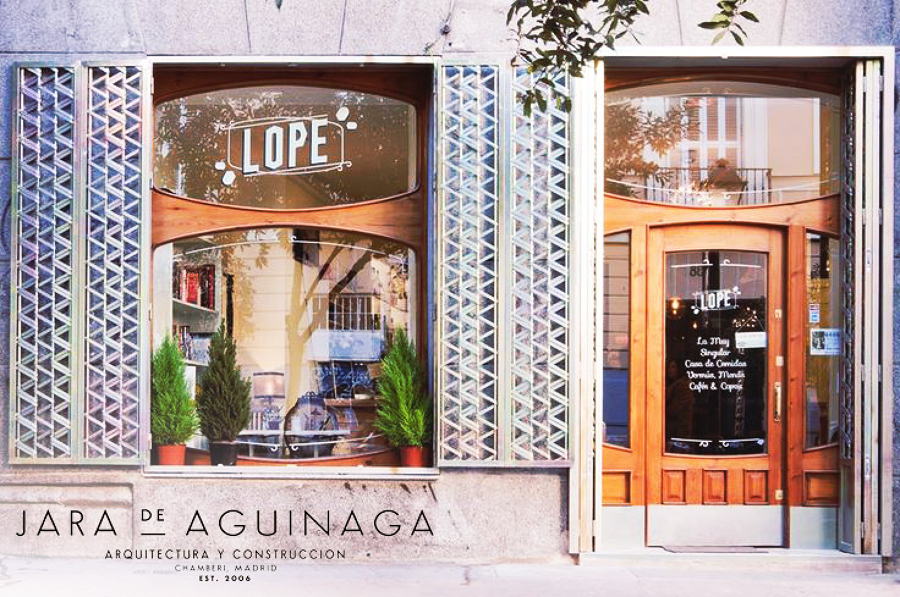 Fachada en restaurante Lope, Madrid.