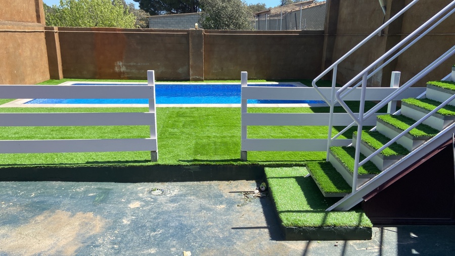 Cesped artificial en piscina