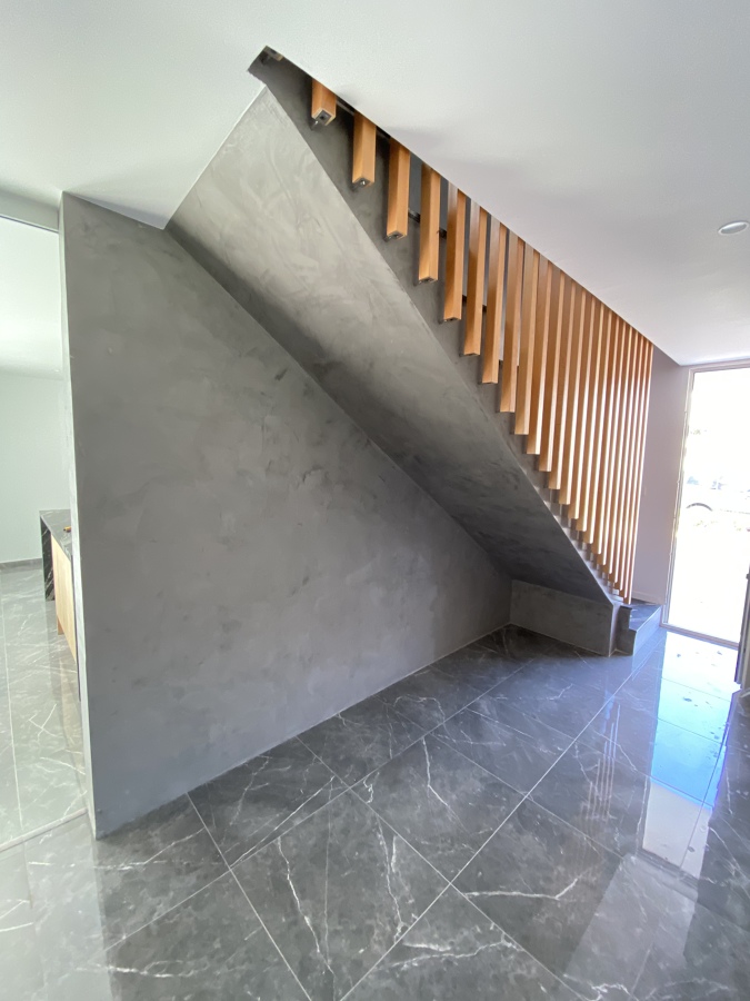 Microcemento en pared y techo escalera