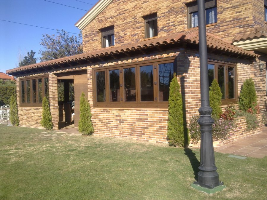 Ventanas de PVC de apertura plegable color Nogal Kömmerling.