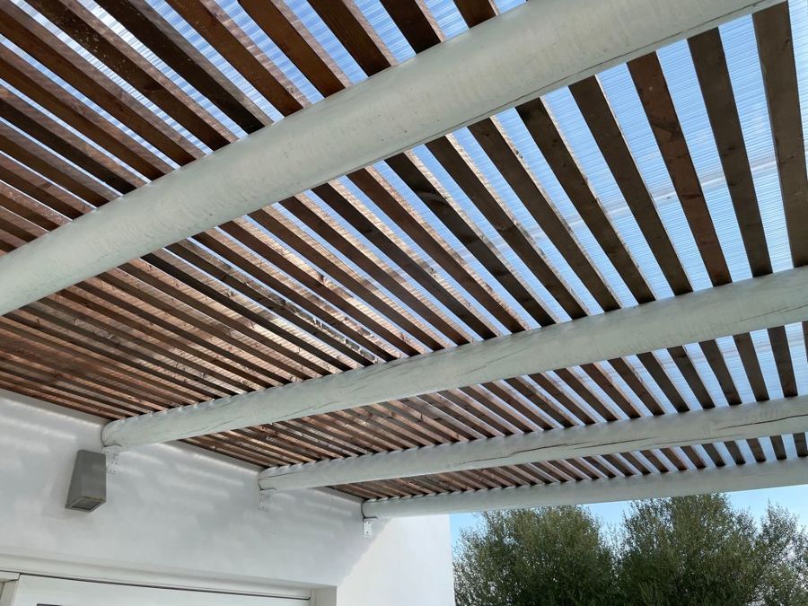 Enlistado de madera y plexiglas. Instalacion