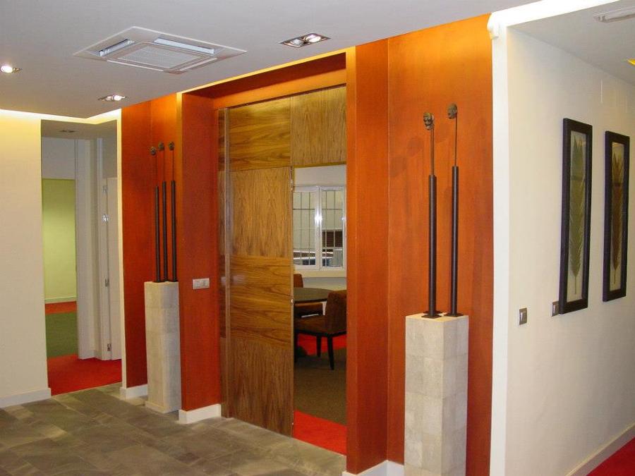 puerta y pared zona recepción