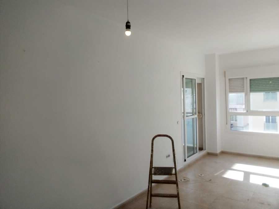 Salón pintado de Blanco techo y paredes