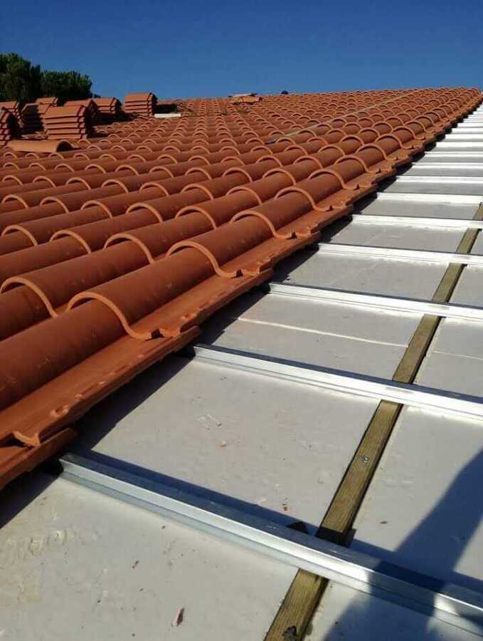 Tejado renovado con teja cerámica en el Barrio Niloga de Reus.