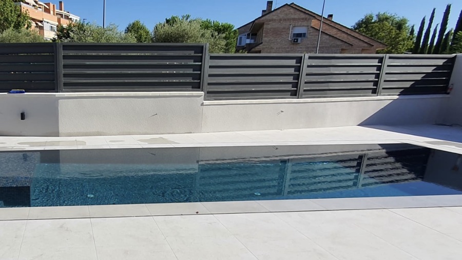 Piscina exterior 9x4 desbordante