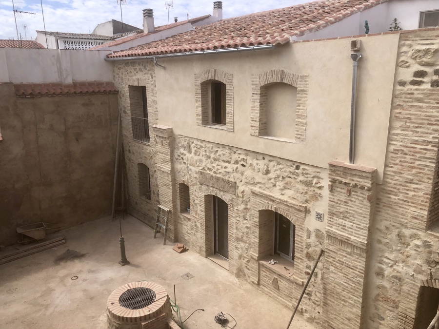 Construcciones de fachada con  piedra natural