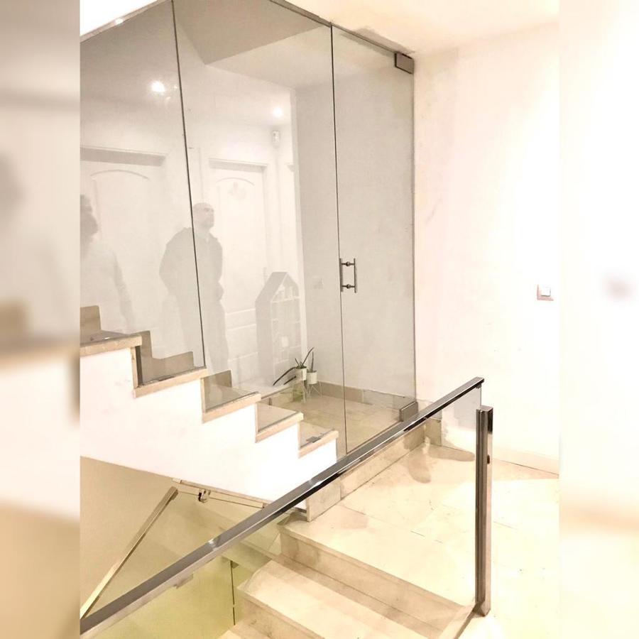 Separación escalera y barandilla