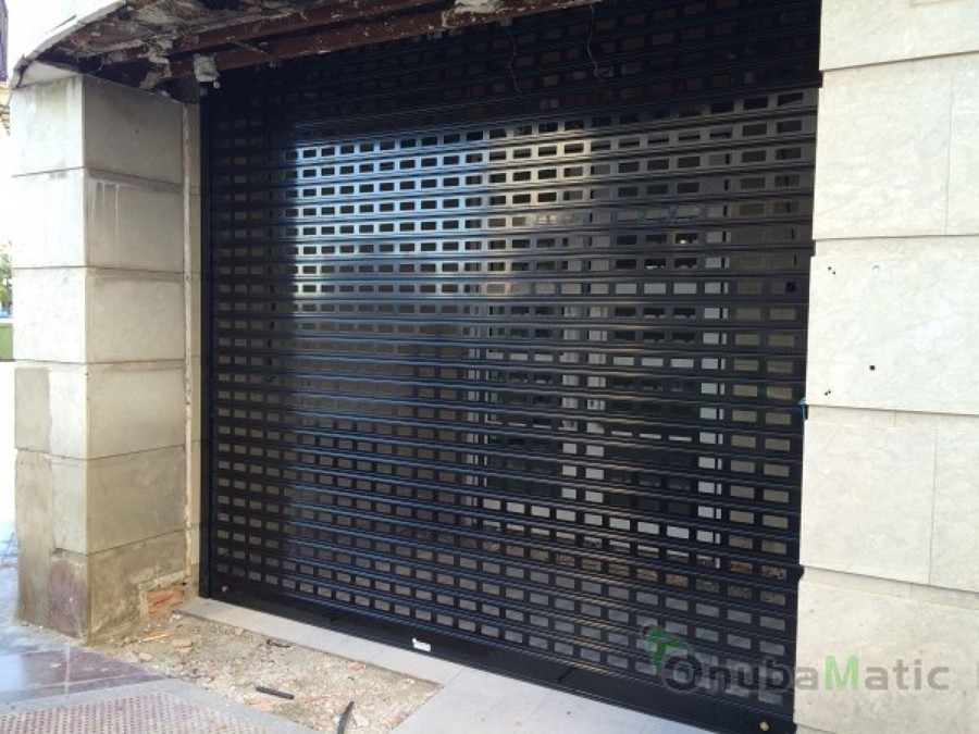 PUERTA ENROLLABLE TROQUELADA