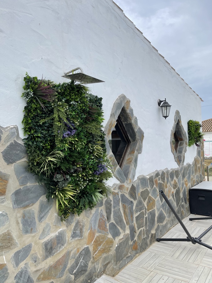 Restauración de ducha exterior con jardín vertical artificial