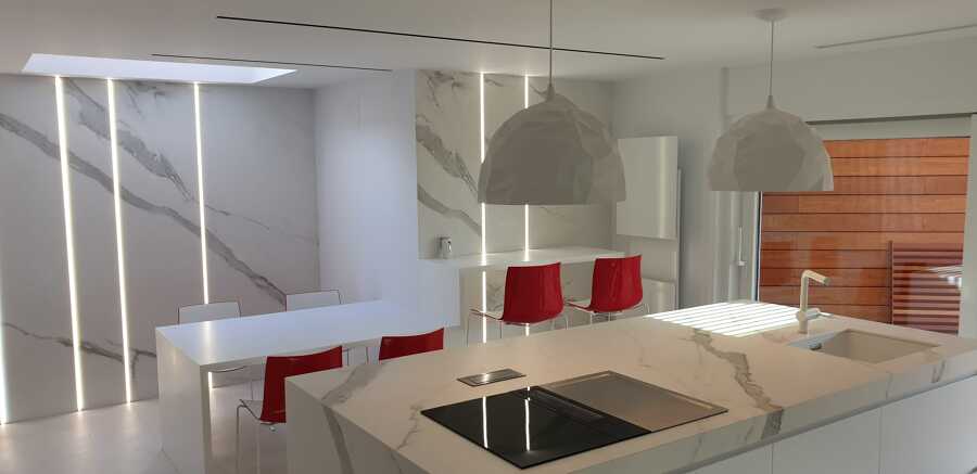 Cocina moderna con isla y zona de comedor integrada