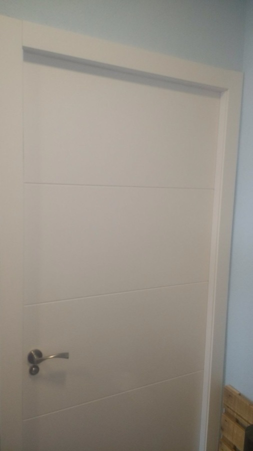 Montaje de puerta de interior lacada blanca