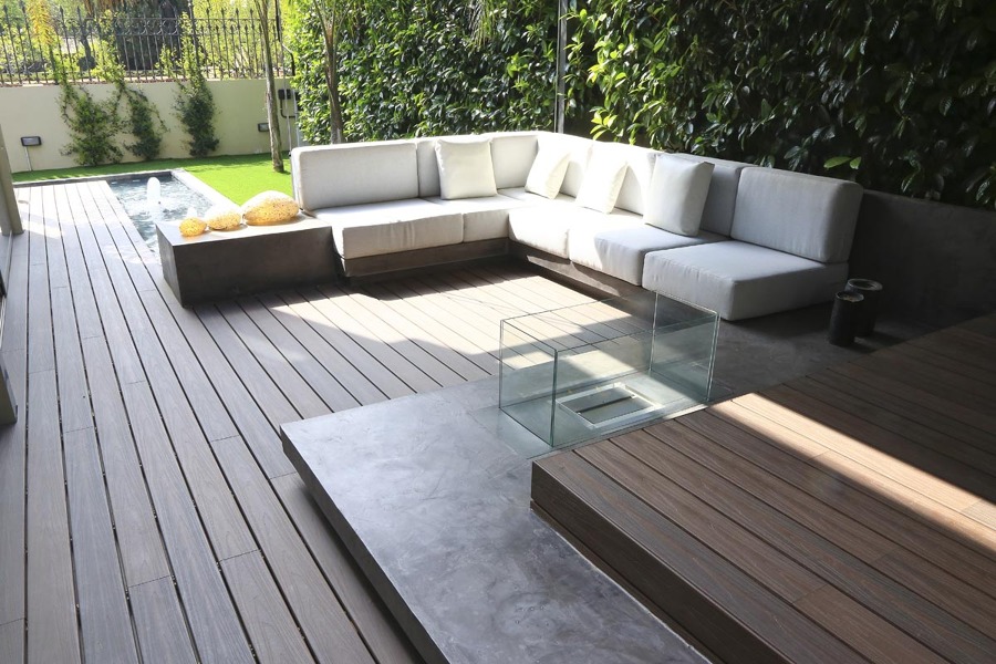 Zona chillout microcemento y tarima sintetica