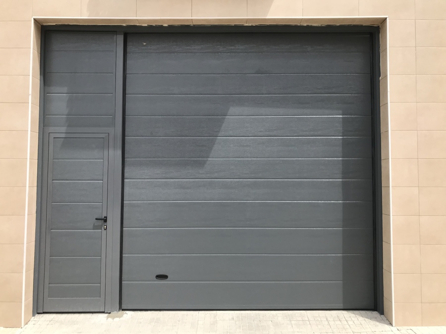 Seccional con postigo