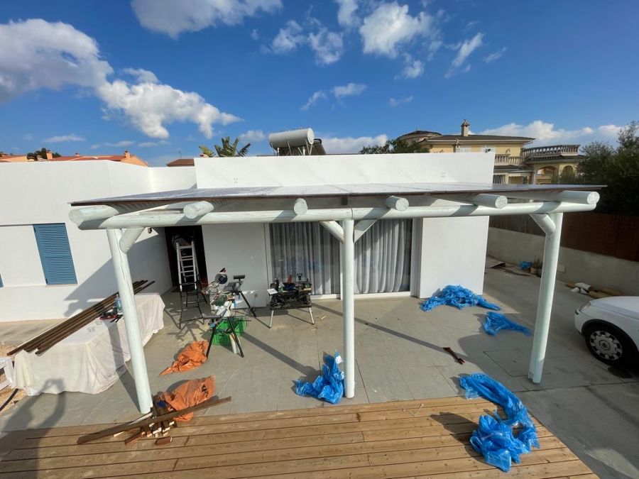 Enlistado de madera y plexiglas. Instalacion