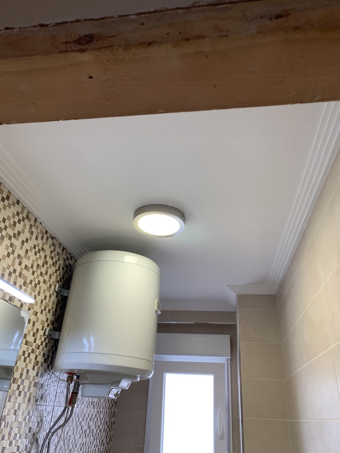 Instalación de donlais de led baño