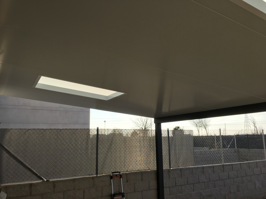 Panel sándwich con tragaluz