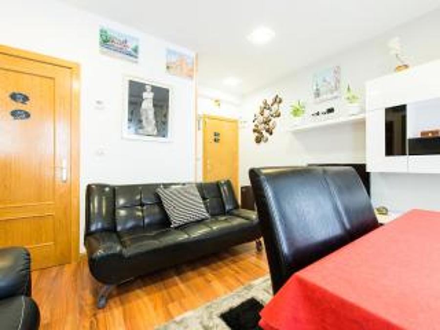 Salón , con un hermoso sofá de cuero