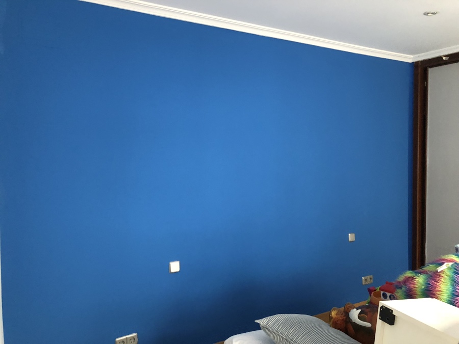 Paño de la pared en color azulino en la habitación del niño