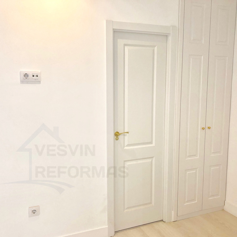 Puertas plafonadas lacadas blancas