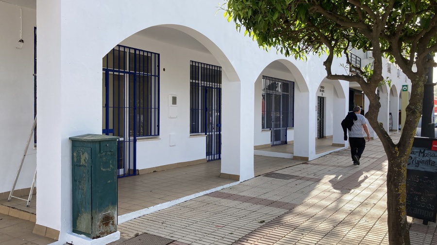 Fachada exterior y pilares con medio punto