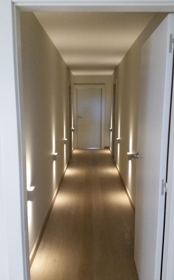 Pasillo iluminado post reforma