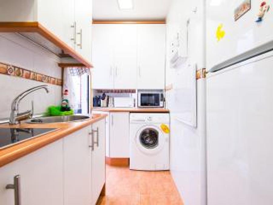 Una cocina blanca sencilla ... esta bien