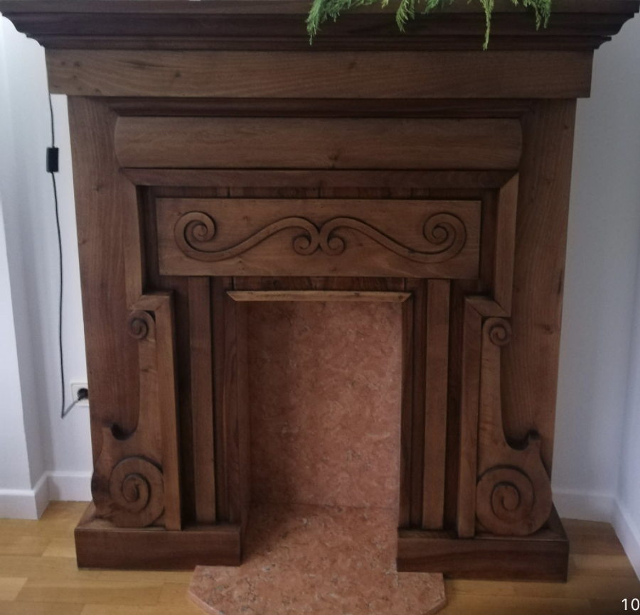 Chimenea de nogal restaurada.