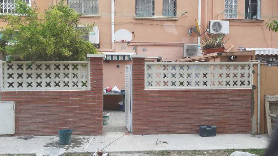 Cerramiento de obra vista terminado