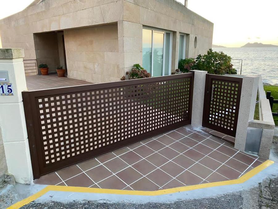 Puerta corredera y peatonal en chapa perforada de 40x40