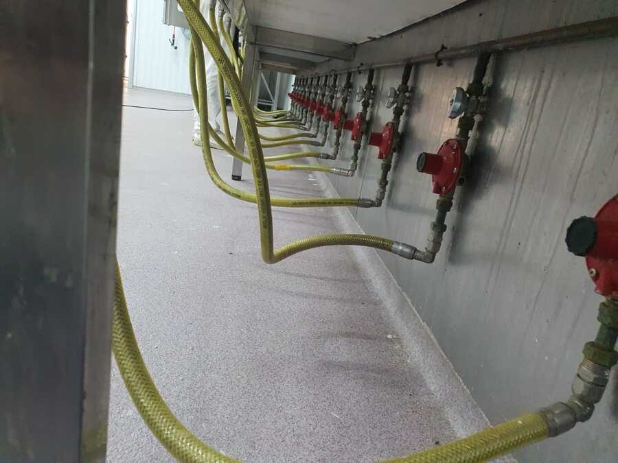 Instalación conexión gas propano en negocio