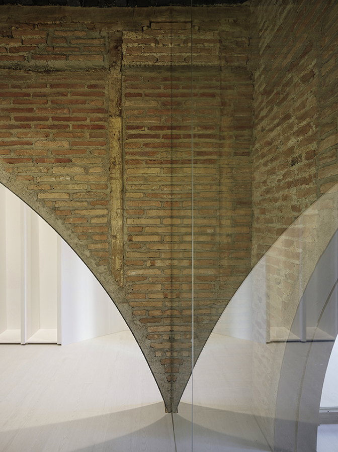 Transformación de vivienda en oficina de publicidad para Babydog, arco tras el corte y apeo de los muros de carga