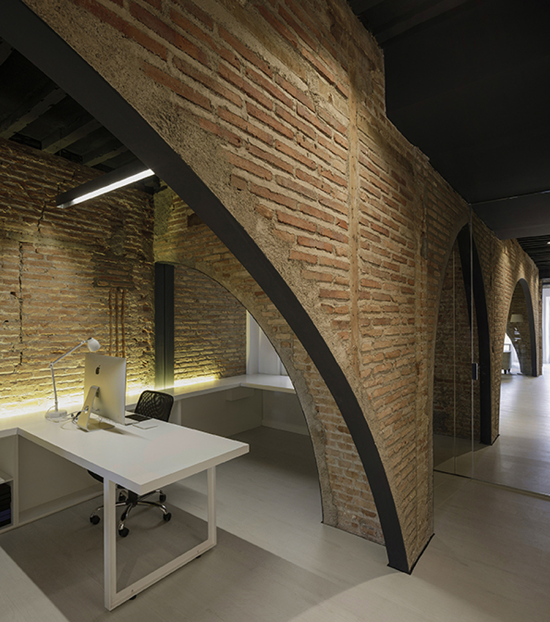 Vista de un puesto de trabajo en obra de transformación de una vivienda en oficina de publicidad