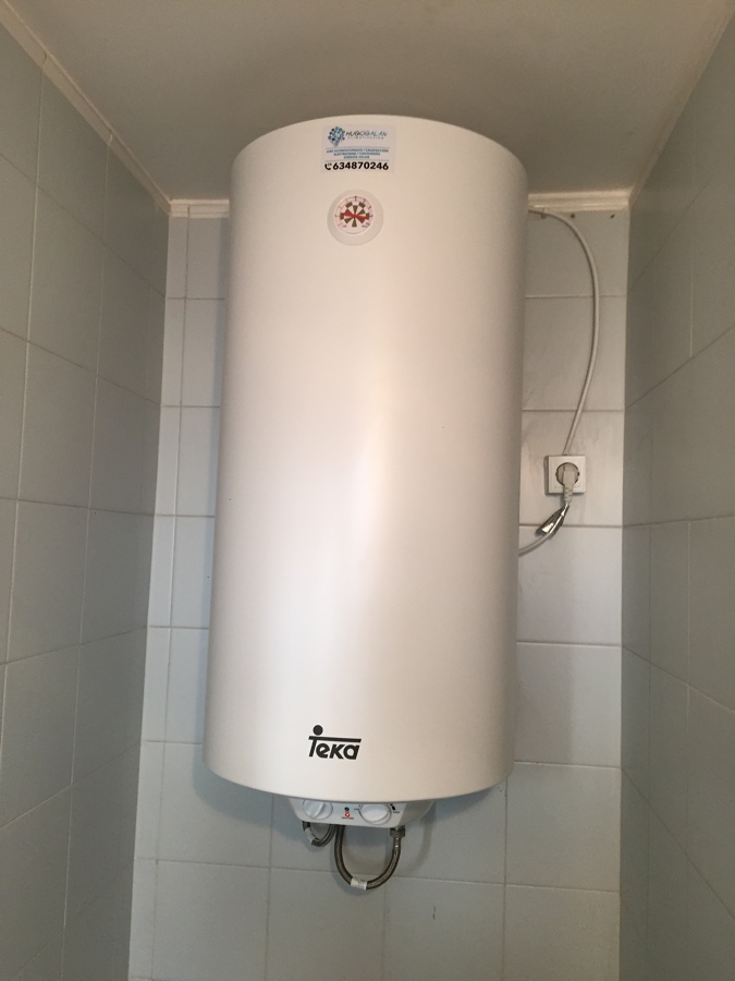 Instalación Calentador eléctrico de 100 litros marca Teka.
