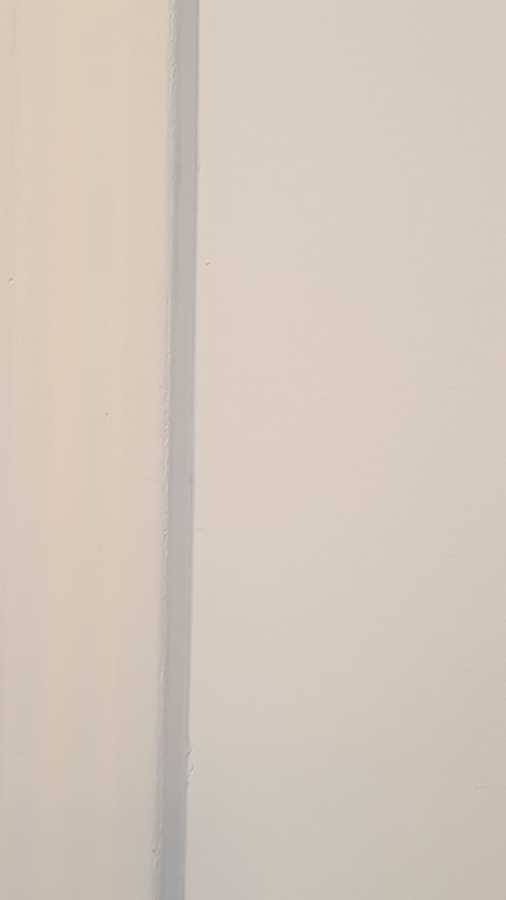 Resto de pintura gris en salón al realizar los cortes