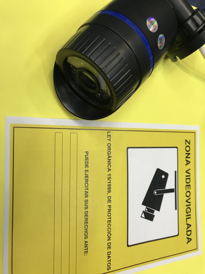 Cámara y cartel de advertencia homologado