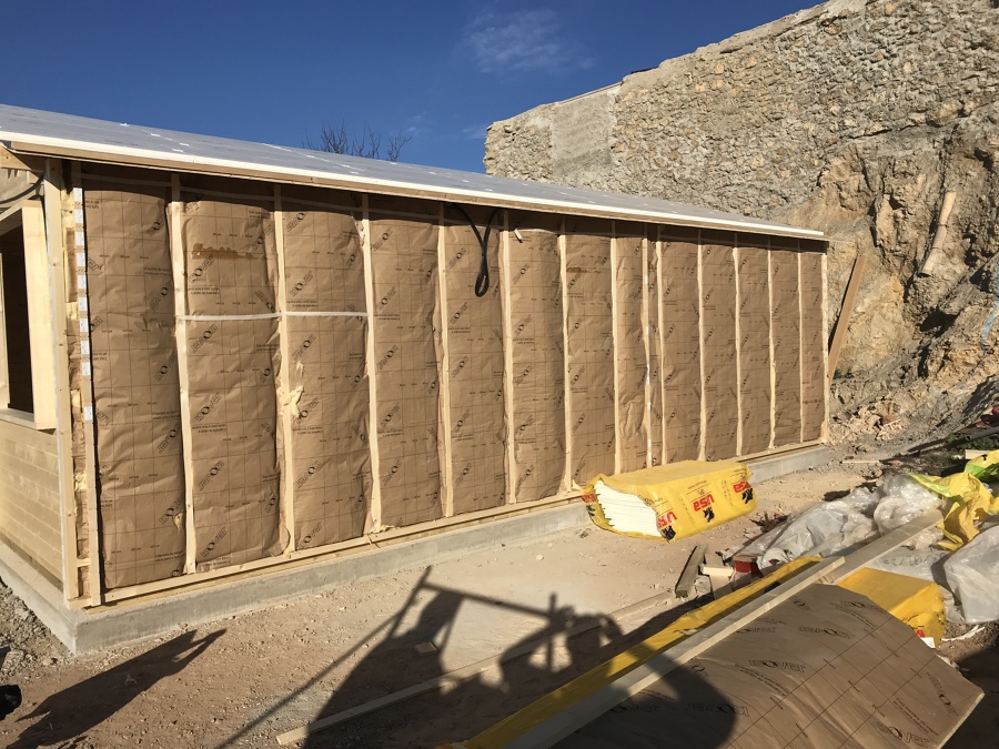 Casa de madera con doble pared