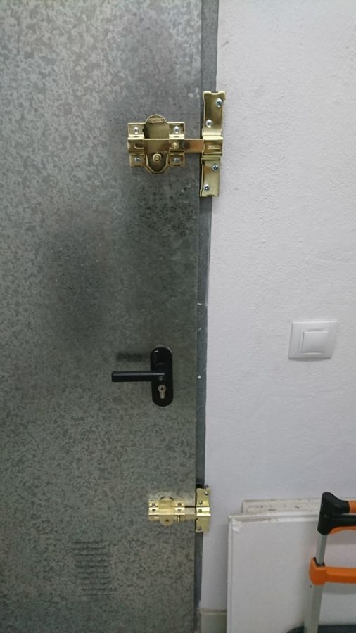 Reforzar puerta de trastero con cerrojo de seguridad